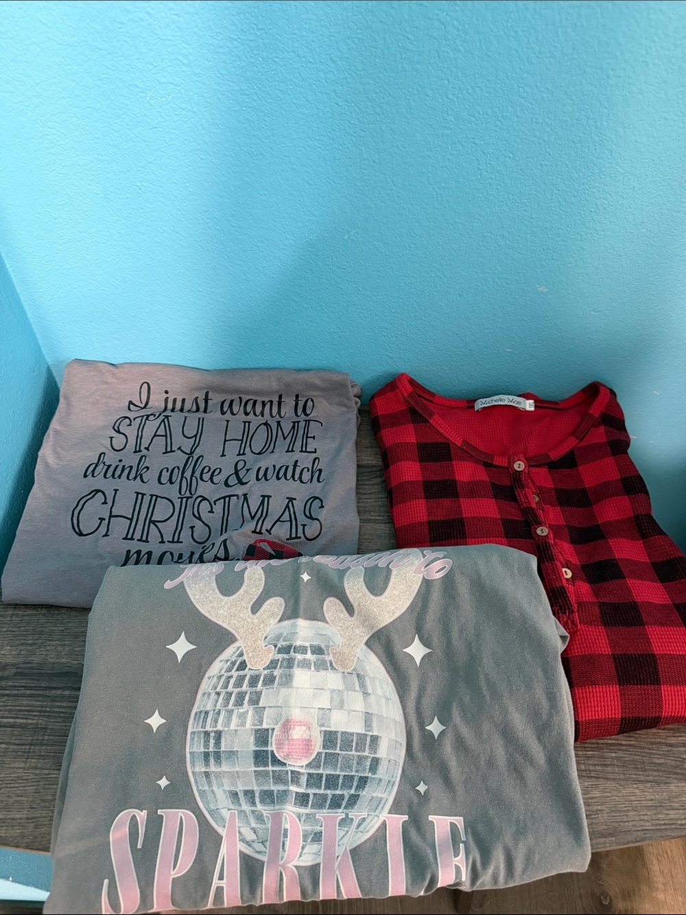 Women's Short Sleeve Graphic Tee - Gray Holiday Sparkle